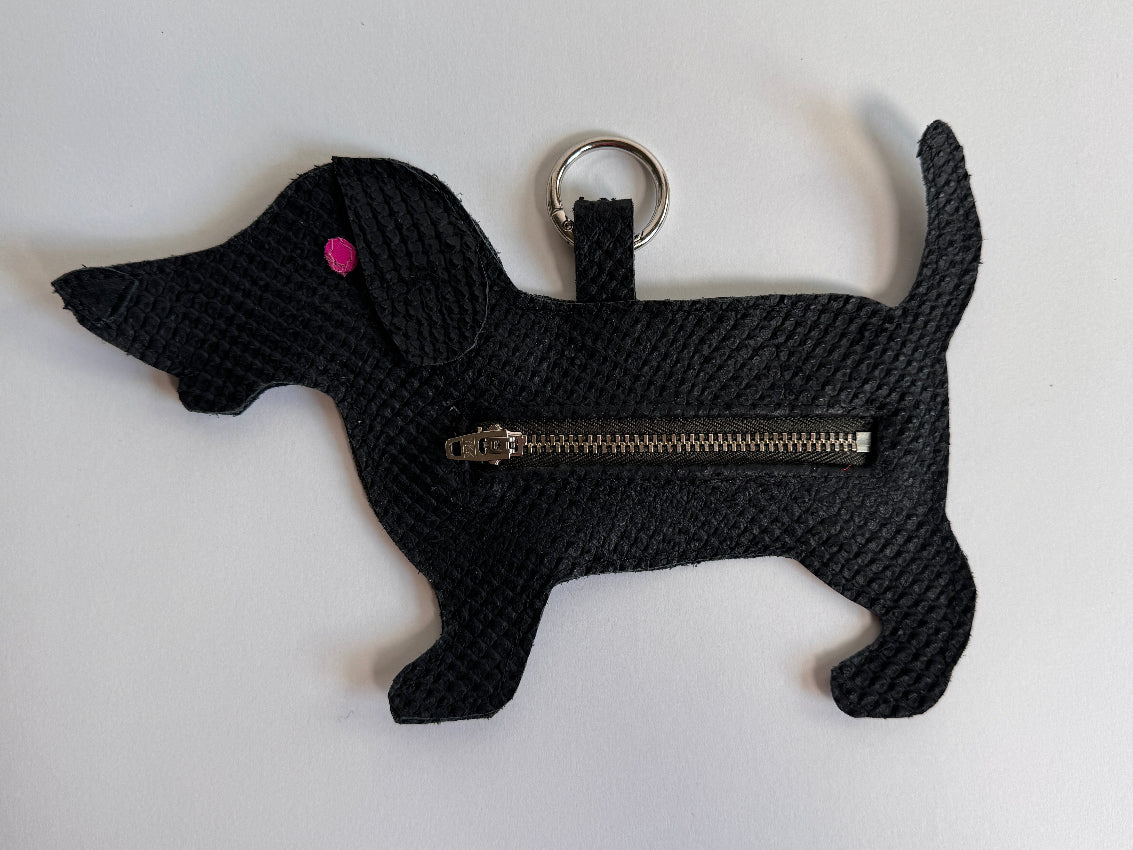 Le-Sniffer-Waste-bag-Dispenser-for-dogs-from-Muse-et-moi-black-leather-with-zipper-and-loop-to-attach-to-your-bag-as-a-charm
