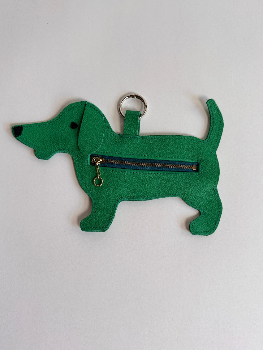 Le-Sniffer-Waste-bag-Dispenser-for-dogs-from-Muse-et-moi-green-leather-zipper-dog silhouette