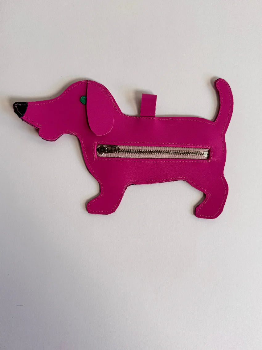 Le-Sniffer-Waste-bag-Dispenser-for-dogs-from-Muse-et-moi-pink-leather-with-zipper-dog-silhouette-from-leftover-industry-leather