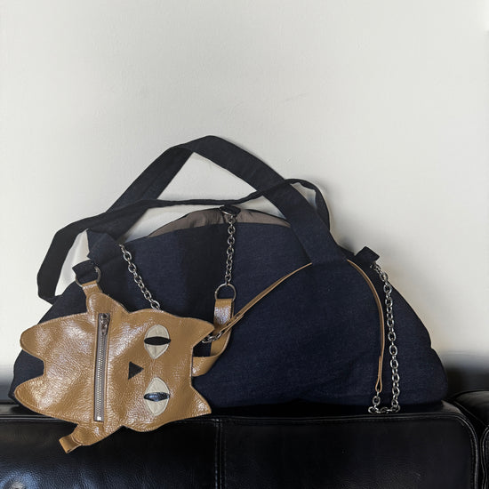 a demonstration of how to place the computer into your muse et moi bark-bed-pro laptop tote/lapdog bed.