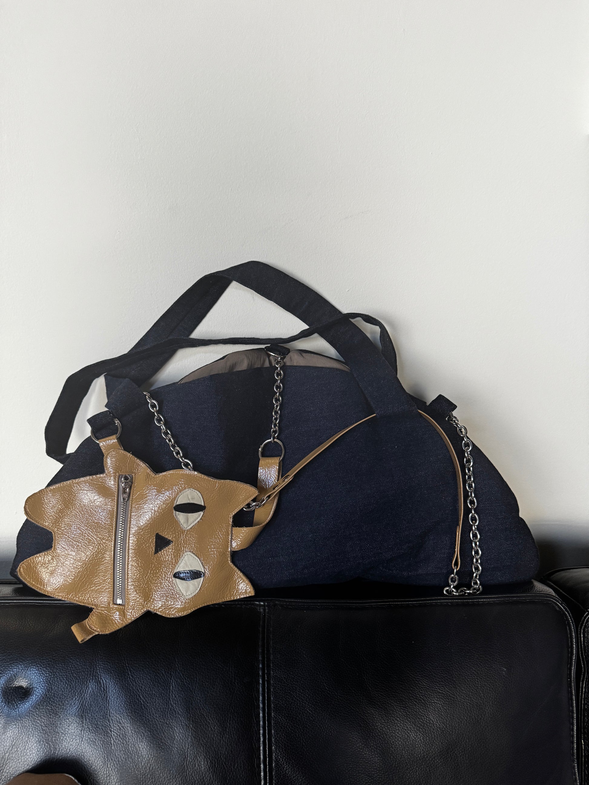 a demonstration of how to place the computer into your muse et moi bark-bed-pro laptop tote/lapdog bed.